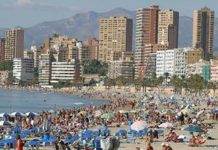 Los farmacéuticos piden a los ciudadanos que antepongan su salud al bronceado veraniego