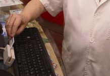 La botica navarra teme el coste añadido de la e-receta