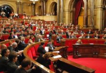 El Parlamento catalán aprueba la tasa por medicamento de Artur Mas
