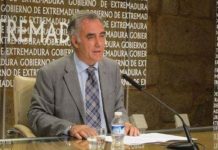 Dimite el consejero de Salud extremeño por pasar consulta privada en Portugal