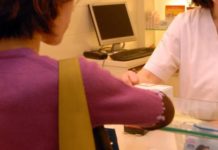 Los boticarios diversifican su formación para incorporar funciones sociales a su labor sanitaria
