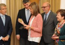 La AGP reconoce a Mato por su diálogo con los pacientes