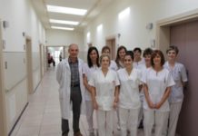 Los ‘teamers’ de Cinfa apoyan la labor de la Clínica Josefina Arregui para personas con Alzheimer