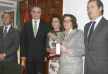 Sofía Fuentes del Río recibe el homenaje de la farmacia andaluza