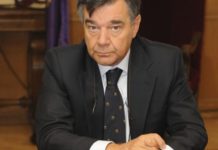 Luis González formaliza la presentación de su candidatura para presidir el COF de Madrid