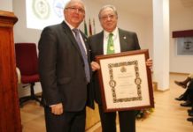Los colegios de médicos y veterinarios de Huelva homenajean a Diego Murillo