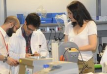 La industria farmacéutica apuesta por los jóvenes con programas y becas de formación