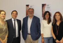 Farmacéutico y voluntarios de la Asociación Contra el Cáncer informan sobre fotoprotección