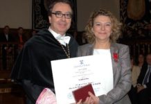 La Universidad de Alcalá condecora a Concha Serrano, de Amgen, con su Medalla de Plata