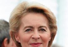 La presidenta de la Comisión Europea le indica el camino a Stella Kyriakides