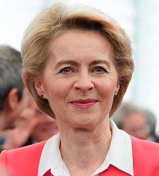 La presidenta de la Comisión Europea le indica el camino a Stella Kyriakides