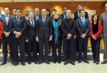 Castilla y LeónNi estaba en el programa marco del PP, ni formaba parte del discurso popular. Eso no ha impedido que Juan Vicente Herrera apostara por un “suelo mínimo de gasto social”, medida sanitaria estrella del programa con el que ha quedado próximo a la mayoría absoluta. Si forma gobierno, también podrá cumplir la promesa de no convocar nuevos concursos de farmacias en los próximos cuatro años, al contrario que Coalición Canaria. MelillaTambién a la contra ha ido el PP de Melilla. Su presidente, Juan José Imbroda, anunció en el penúltimo día de campaña que la Administración afrontaría el gasto en medicamentos de jubilados y desempleados desde el 1 de enero de 2016, una medida que en otras comunidades solicitan partidos de izquierda. Castilla-La ManchaLo dijo cuando estaba en la oposición y es lo que cabe entender con la frase “apoyo decidido a la farmacia rural” que aparece en su programa. Si el PSOE gobierna en Castilla-La Mancha en coalición con Podemos, la Ley de Ordenación Farmacéutica regional podría verse derogada. AndalucíaNo, allí no hubo elecciones el 24 de mayo. Pero la medida estrella de la Junta podría, por fin, extenderse a otras comunidades autónomas. De manera explícita, el PSOE la propone en Castilla-La Mancha y Extremadura y Geroa Bai en Navarra. Aunque implícitamente el número de comunidades podría ser mayor. Más información en el Suplemento de Genéricos. Comunidad ValencianaSi sale adelante un Gobierno que incluya a Compromís, tendría posibilidades una de las medidas con las que Mònica Oltra se presentó en la Comunidad Valenciana: el acceso gratuito de los menores a todas las vacunas recomendadas por la Asociación Española de Pediatría… ¿Más inequidades en el calendario vacunal? ExtremaduraEl futuro de la farmacia ha estado muy presente en estas elecciones, con propuestas interesantes en varias comunidades. De entre ellas, nos quedamos con ésta de Podemos en Extremadura: modificar el modelo retributivo a las farmacias para que se les pague por los servicios que prestan, mediante un contrato de gestión, y no por los medicamentos que venden.BalearesEn la anterior legislatura, una de las medidas más polémicas impulsadas por el gobierno regional fue el cobro por la renovación de la tarjeta sanitaria. Una posible coalición entre PSOE, Podemos y MES dinamitaría esta iniciativa. Los tres incluyen en sus programas la gratuidad de la tarjeta.