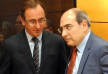 Sanidad y comunidades se enredan con la atención universal