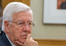 En estos momentos, el Consejo General de Colegios Oficiales de Farmacéuticos no tiene la intención de recurrir la Orden de Precios de Referencia, aunque el Pleno del Consejo volverá a reconsiderar el caso para estudiar los pros y los contras que implicaría abrir un procedimiento judicial. Esta decisión del Consejo, la de volver a estudiar la posibilidad de recurrir la bajada de precios menores, fue adoptada por la asamblea celebrada la pasada semana. En ella, representantes colegiales de varias regiones, especialmente las más afectadas por la bajada de estos precios menores, solicitaron que se volviese a poner el tema encima de la mesa. La decisión del Consejo de no recurrir la orden, al menos en este momento, respondería a la intención de sus dirigentes de llegar a un acuerdo con el Ministerio de Sanidad y las comunidades autónomas, acuerdo que surgiría de la Comisión creada por la Dirección General de Farmacia para estudiar el tema, para que durante este año se retrasase la entrada en vigor de los precios menores hasta el 1 de marzo y se estableciese un periodo de convivencia de dos meses, con lo que su aplicación efectiva se produciría el 1 de mayo. Asimismo, el Consejo desea que se realicen unas reformas estructurales para que, a partir del próximo año, todos los problemas derivados de la Orden de Precios de Referencia “no se vuelvan a producir en el futuro”. En este sentido, un recurso planteado en estos momentos podría entorpecer las conversaciones que están teniendo lugar para afrontar un problema que, según fuentes del propio Consejo, “nos afecta a todos, aunque es cierto que existen casos sangrantes”.