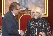La alcaldesa de Cádiz, Teófila Martínez, hizo entrega la semana pasada de la Medalla de Oro de la capital gaditana al COF de esta provincia. Con esta distinción, se reconoce “su contribución a la educación sanitaria de los gaditanos, que ha sido permanente y fructífera”. El presidente del COF gaditano, Felipe Trigo, institución que representa a 1.500 farmacéuticos, agradeció el premio y señaló que lo hacía extensible “a todos los compañeros que con su labor cotidiana realizan una labor fundamental que redunda en la salud de sus conciudadanos”.