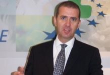 El secretario general del Grupo Farmacéutico de la Unión Europea (PGEU), John Chave, recogiendo la invitación realizada por la Aecoc, asociación nacional que engloba a más de 24.000 compañías, 700 del sector salud, visitó el pasado 17 de marzo el centro de pruebas que esta asociación dispone en Barcelona para asistir a un simulacro de trazabilidad de medicamentos con las dos tecnologías con más adeptos en la actualidad: RFID y Datamatrix. En dicha visita, en la que fue acompañado por el presidente del CGCOF, Pedro Capilla, y su directora técnica, Carmen Recio, el secretario europeo pudo conocer el nivel de desarrollo e implantación de estas dos tecnologías en España, tanto a nivel general, donde sí están aceptablemente desarrolladas, como en el sector farmacéutico, donde están dando sus primeros pasos. La directiva del CGCOF manifestó a Chave su apuesta “porque sea España quien lidere la implantación pionera de la radiofrecuencia en el sector farmacéutico, dadas sus evidentes aportaciones a la mejora de la eficiencia de los procesos”.La eficacia de los estándares de Aecoc en la trazabilidad de fármacos ha sido recientemente probada a través de una prueba piloto con ambos sistemas en el marco del proyecto europeo Bridge, en la que participaron representantes de toda la cadena del suministro y por el que se siguió el recorrido de 15 medicamentos desde dos plantas de producción (en Holanda e Irlanda) hasta su destino final: un hospital de Londres.