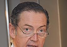 El presidente del COF de Madrid avisa de la falta de liquidez de la farmacia por la crisis