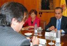 Farmaindustria entrega por escrito al Gobierno su compromiso para mantener al nivel de empleo