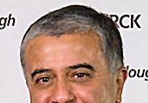 Fred Hassan vaticina nuevas operaciones de fusión entre compañías en un futuro