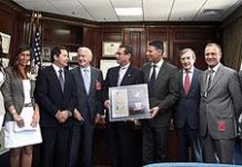 Fundamed hace entrega del diploma para Obama en la embajada de EEUU