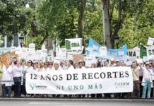 Farmacéuticos y médicos se unen para protestar ante el Ministerio de Sanidad por el ‘tijeretazo’