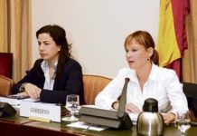 CiU solicita a Leire Pajín que corrija la política farmacéutica y la ministra anuncia continuidad