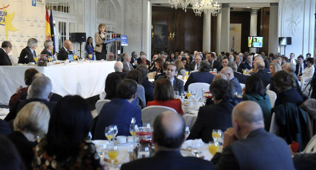 La ministra Carcedo desgrana sus objetivos, y la farmacia sigue ausente