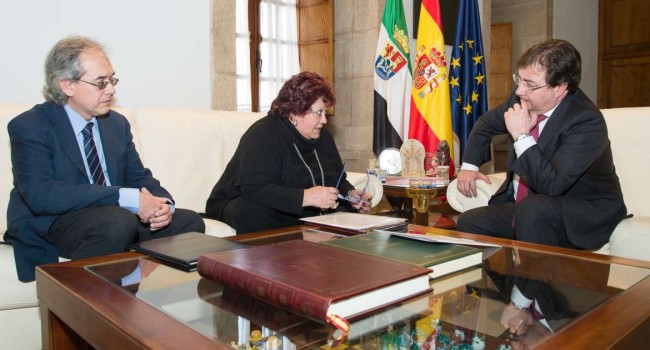 Fernández Vara recibe a las patronales farmacéuticas extremeñas