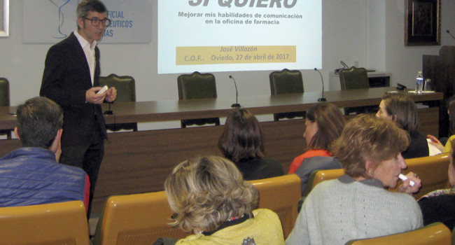 Los farmacéuticos asturianos se forman en habilidades de comunicación con el paciente