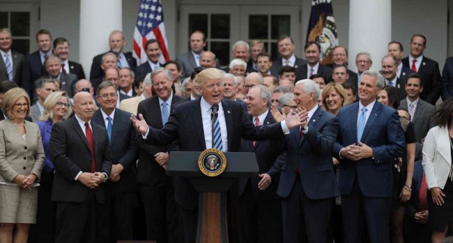 Trump supera la primera barrera para reemplazar y derogar el Obamacare