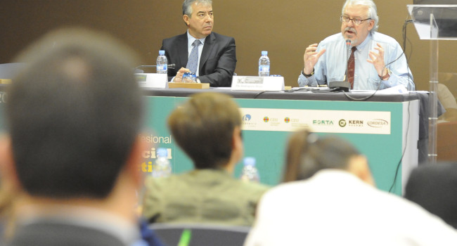 El envejecimiento activo supone un reto cotidiano para la Farmacia Asistencial
