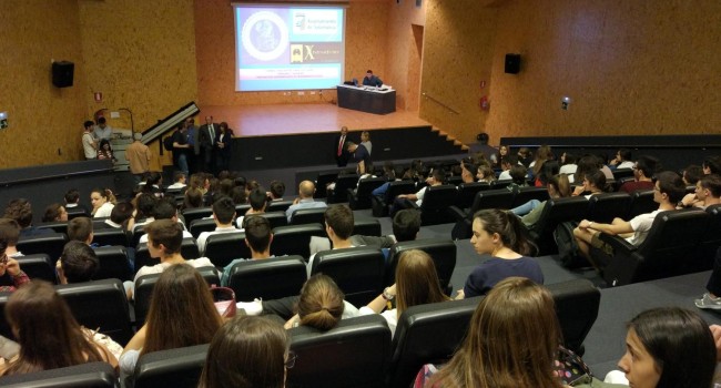 Farmacéuticos salmantinos asesoran a escolares sobre ETS, piercing y tatuajes