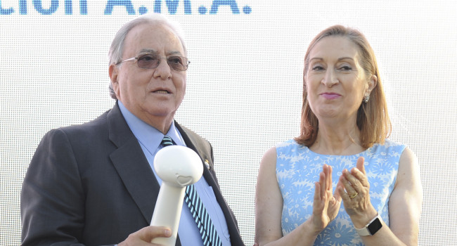 Un reconocimiento “a la mejor Fundación” de manos de “la mejor ministra de la Sanidad”