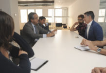 El senador Alarcó ‘ejerce’ de periodista
