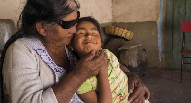 Promover la labor solidaria de los oftalmólogos