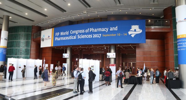 La FIP indica que la Farmacia contribuye a la salud más allá de la dispensación