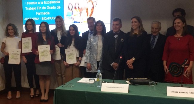 Adefarma reconoce la excelencia de una estudiante de la Francisco de Vitoria