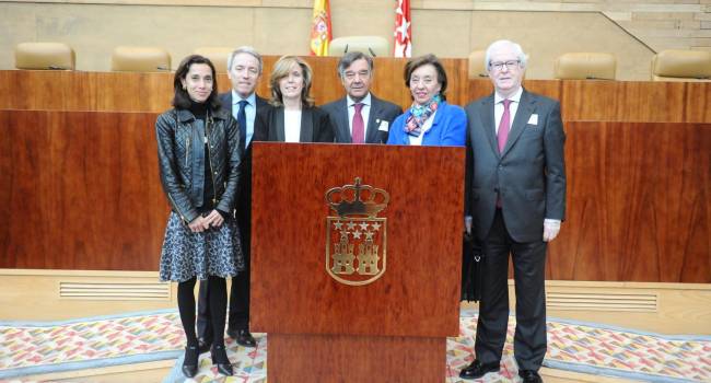 Luis González denuncia ante la Asamblea de Madrid la “presión económica” a las farmacias