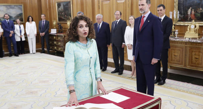 María Jesús Montero recibe la cartera con la vista puesta en los presupuestos de 2019