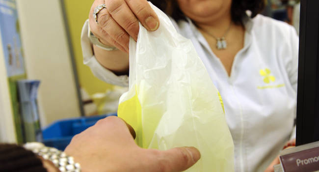 El cobro obligatorio de las bolsas de plástico pilla por sorpresa al 20 por ciento de empleados