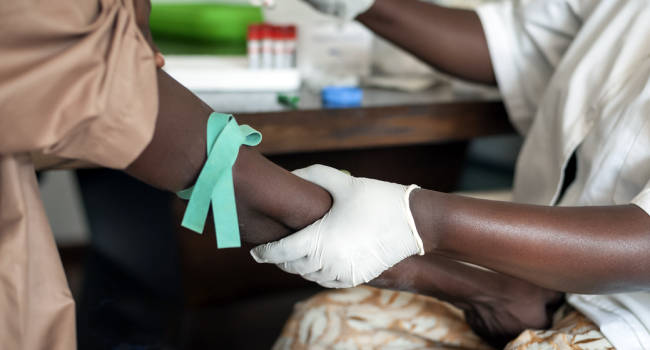 La lucha contra el virus del ébola recibe el reconocimiento mundial