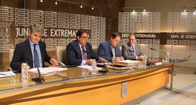 El nuevo concierto firmado en Extremadura potenciará la atención farmacéutica