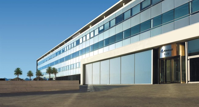 Almirall anuncia una reestructuración en España que afectará a 121 empleados