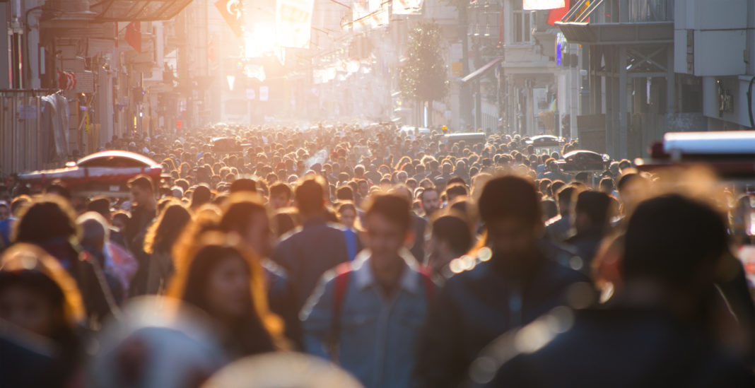 Blurred crowd of unrecognizable at the street El BIS ofrecerá los intereses en salud de la sociedad