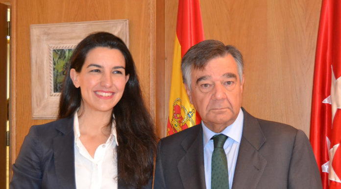 VOX reitera su apoyo a una nueva Ley de Farmacia en Madrid Rocío Monasterio (VOX) y Luis González (COF de Madrid).