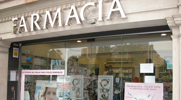 El CGCOF insiste con las medidas de seguridad en farmacias y suspender visitas comerciales Fachada farmacia