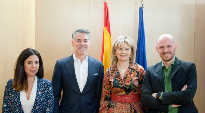 Elvira Velasco (PP) cree que hay que contar más con la industria y la oficina de farmacia