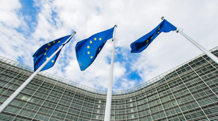 Un “cheque en blanco” de 10.000 millones para el SNS comision europea