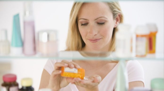 Seis de cada diez españoles acudiría antes a la farmacia que a su médico de AP