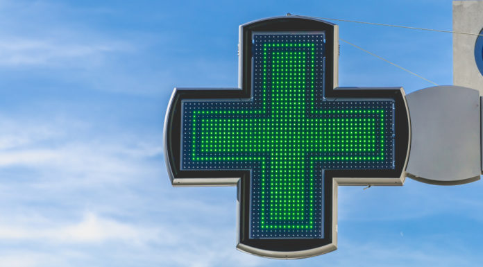 El CGCOF eleva el listón: reclama «con urgencia» vacunar de gripe en farmacias y realizar test de COVID cruz gripe